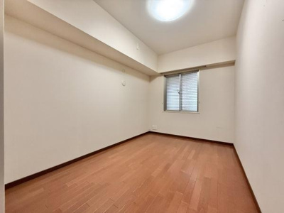 【洋室】 | 堺・泉北光明池城山公園シンシア | 本を読んだり趣味の時間を楽しんだり家の中でひとり静かになれる空間