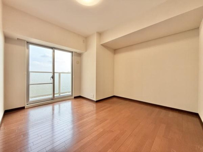 【洋室】 | 堺・泉北光明池城山公園シンシア | 大きな窓からたっぷりと陽光が注がれる明るい空間。家族の成長に対応できる永住仕様の間取り。一日の疲れをいやしてくれる主寝室。時を忘れて過ごす場所として過ごせるお部屋ですね♪