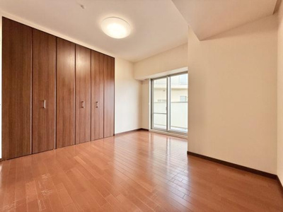 【寝室】 | 堺・泉北光明池城山公園シンシア | 収納を完備！普段使いのお洋服や小物はもちろん、季節物のお洋服などもしっかりと整理整頓おしまい頂けます。居室空間をより広く隅々までお使いいただけますね♪