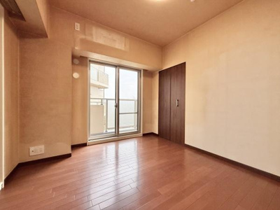 【洋室】 | 堺・泉北光明池城山公園シンシア | 木目のフローリングが暖かみのある室内に。明るい寝室で心地のいい朝を迎えられそう。