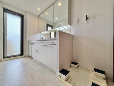 【独立洗面台】 | 堺・泉北光明池城山公園シンシア | ゆとりの洗面スペースで朝の身支度も快適スムーズに。３面鏡で髪のセットやお化粧もストレスなくこなせ、朝から気分良く通勤通学に向かえそうですね！鏡の裏にはたっぷりと収納スペースを標準装備！