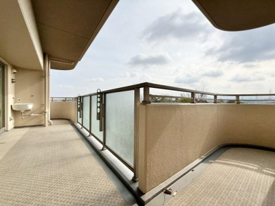 【バルコニー】 | 堺・泉北光明池城山公園シンシア | 開放的なバルコニーは見晴らしもよく、太陽の温かな温もりをめいっぱい受け止めてくれます。太陽の光と爽やかな風を受けたお洗濯物はあっという間に乾き、取りこむ時には太陽の匂いを感じられそうですね。
