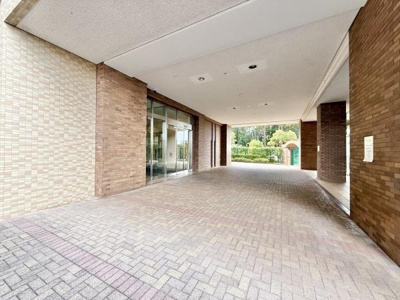 【エントランス】 | 堺・泉北光明池城山公園シンシア | 流行に左右されず、将来にわたって価値が継続する「上質」な佇まい。親しみやすさといった暮らしを豊かにしてくれる住空間です。