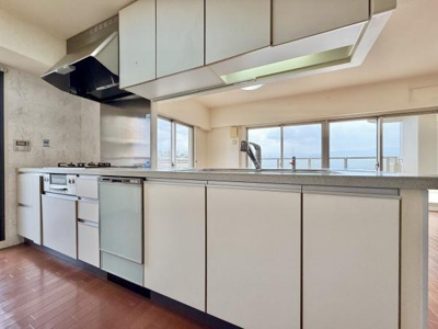 【キッチン】 | 堺・泉北光明池城山公園シンシア | ご家族みんなで調理ができる位のスペースを実現したキッチン空間となっております。みんなで作った料理を召し上がりながらの会話は至福のひとときになるはずです♪