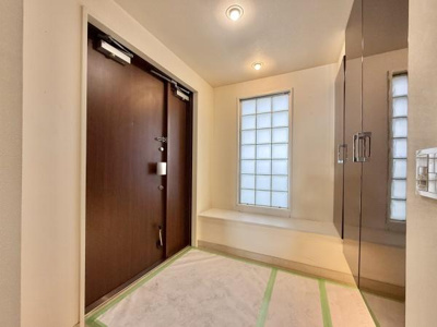 【玄関】 | 堺・泉北光明池城山公園シンシア | シューズクローゼットで散らかりがちな玄関もスッキリ！
気持ちの良い朝は、毎日ここからスタートしていきます♪