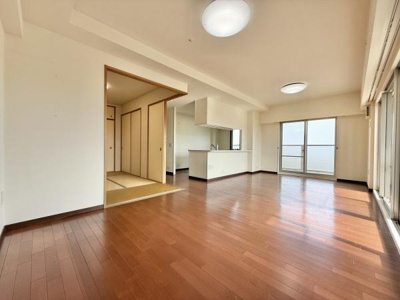 【居間・リビング】 | 堺・泉北光明池城山公園シンシア | 大切なご家族が集まるからこそＬＤＫはこだわりたい！休日はおひさまの光をたっぷりと取りこめるリビングでゆったりと過ごしませんか？子供たちが元気に笑いながら走り回っても十分な広さの空間です。