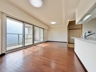 【居間・リビング】 | 堺・泉北光明池城山公園シンシア | 19.1帖のリビングダイニング。リビングは家族のオアシスへ
毎日家族が笑顔で生活する空間であるリビング。
