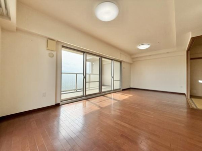 【居間・リビング】 | 堺・泉北光明池城山公園シンシア | 室内にいても、たっぷりの陽光と爽やかな風を感じて頂ける、開放感あふれるリビングです。
ご家族と穏やかに過ごす、心地の良い時間が流れます。