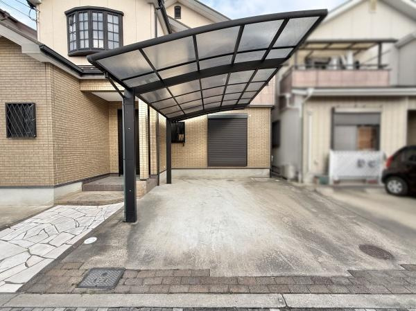 【駐車場】 | お車の出し入れが苦手なママや小さなお子様にも安心ですね。しっかり舗装もされているので、ベビーカーや自転車で通っても快適に通行できます。