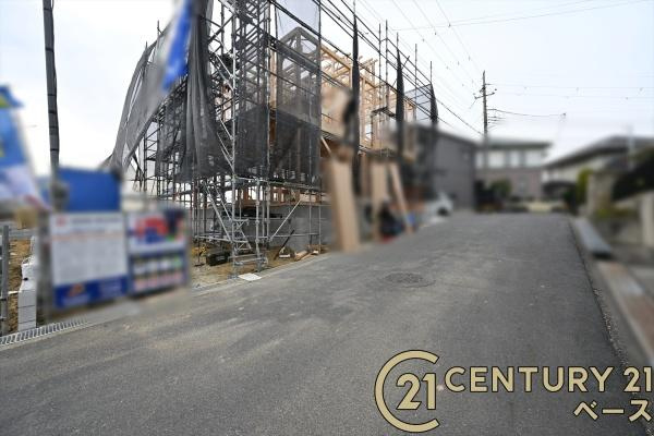 香芝市西真美２丁目 ／新築一戸建の前面道路含む現地写真|■現地撮影写真■前面道路約６ｍでお車の出し入れも楽々！