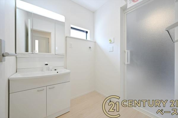 クレイドルガーデン北西町 ／新築一戸建の独立洗面台|■三面鏡タイプのミラーキャビネット！収納スペースも豊富です！■