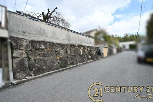 香芝市関屋北２丁目の売地の前面道路含む現地写真
