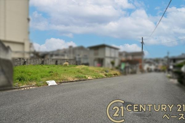 香芝市尼寺３丁目の売地の前面道路含む現地写真