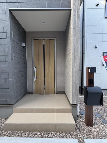 岡崎市元能見町　全2棟・2号棟　の玄関|訪れる人を心地よく迎え入れます。