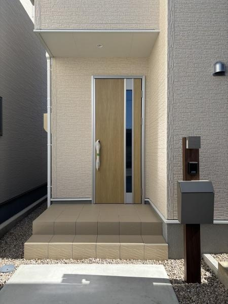 碧南市善明町1丁目　全3棟・2号棟の玄関|訪れる人を心地よく迎え入れます。