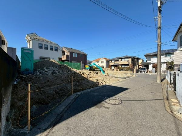 横浜市金沢区金沢町の売地の前面道路含む現地写真|日々の生活の「あったらいいな」がたくさんつまった家。毎日に時間とゆとりが増え、生活が輝き始める。そんなことが、いつの間にか当たり前に感じることができる。毎日に感動を、「こころ躍る家」。