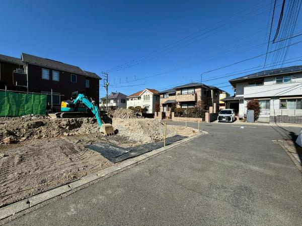 横浜市金沢区金沢町の売地の前面道路含む現地写真|広々した前面道路で車の出し入れがしやすいです。