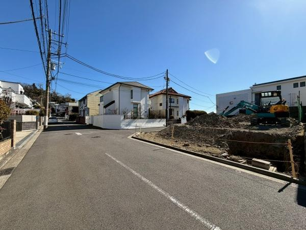 横浜市金沢区金沢町の売地の前面道路含む現地写真|マイホームを持つ幸せを存分に感じる陽当たり、開放感。痛風良好！流行に左右されず、将来にわたって価値が継続する「上質」な佇まいです。