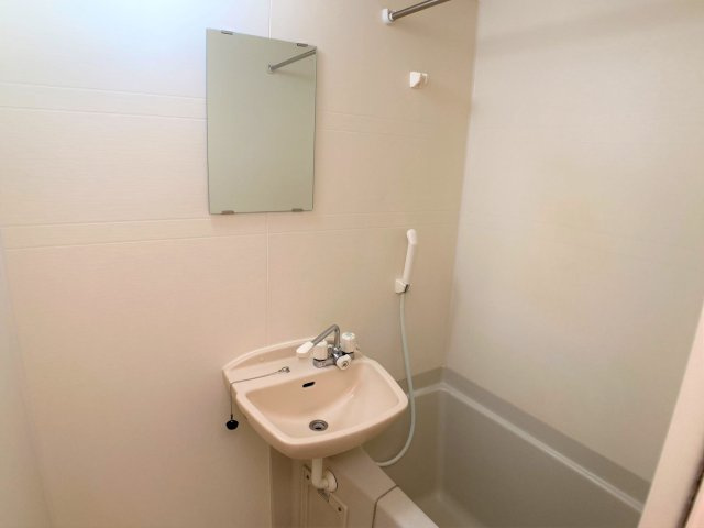 レオパレスＶｉｌｌａアラタの浴室|※写真と現状が異なる場合は現状を優先