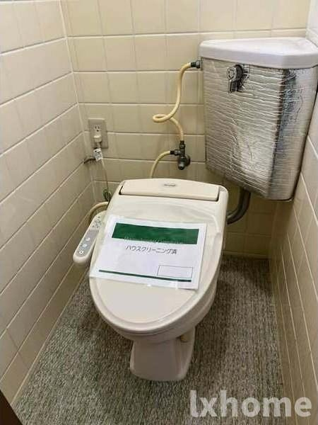 摂津香露園テラスハウスのトイレ|ゆったりとした空間のトイレです