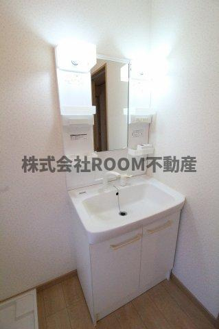 グリーンコーポ南横市の独立洗面台|独立洗面台、小物を置くことができて便利です