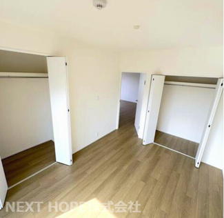 【洋室】 | シティ逆瀬川　フルリフォーム済み | 洋室6帖です♪二カ所にクローゼットが設けられており、たくさんのお洋服・小物が収納できます！ぜひ現地でご確認ください！！