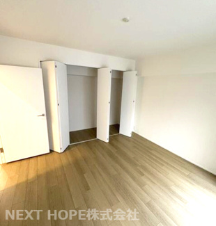 【洋室】 | シティ逆瀬川　フルリフォーム済み | 洋室8帖です♪大きなクローゼットがあり、たくさんのお洋服・小物が収納できるので室内を有効に使用できます！！