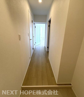 【玄関】 | シティ逆瀬川　フルリフォーム済み | 玄関から廊下部分です♪室内はリフォーム済み！お待たせ無しで即ご入居していただけます！！ぜひ現地でご確認ください！お気軽にネクストホープ不動産までお問い合わせを！！