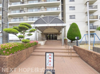 【エントランス】 | シティ逆瀬川　フルリフォーム済み | お手入れの行き届いたエントランス前です！！