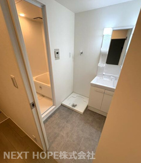 【独立洗面台】 | シティ逆瀬川　フルリフォーム済み | 洗面化粧台です♪シャワー水栓で使い勝手も良いです！洗面室内には室内洗濯機置き場もございます！！