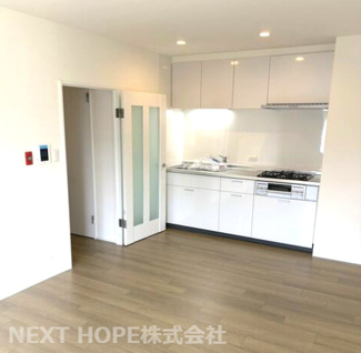 【キッチン】 | シティ逆瀬川　フルリフォーム済み | 白色を基調とした洗練されたシステムキッチンです♪収納力も有り、使い勝手も良いキッチンです！