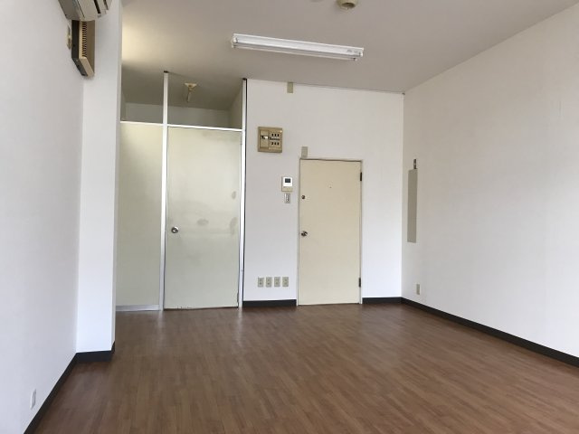 賀山ビルの内装|明るい色調の室内です