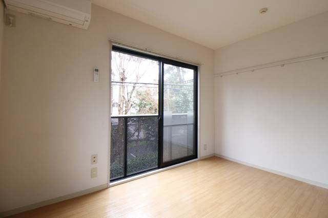 アンソレイユの洋室|大きな窓で採光〇