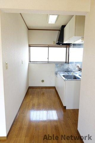若葉住宅の居間・リビング|広々したキッチンスペース