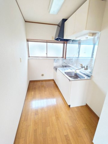 若葉住宅のキッチン|広々したキッチンスペース
