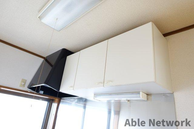 若葉住宅のキッチン|吊収納付き