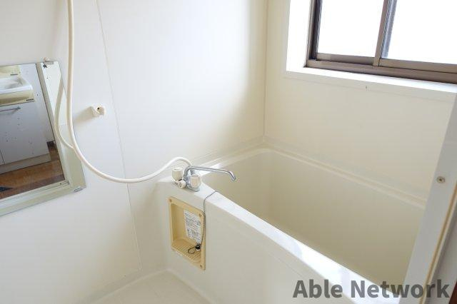 若葉住宅の浴室|窓付きのバスルーム