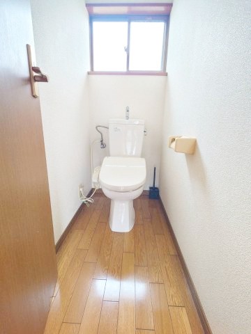 若葉住宅のトイレ|広々トイレ（温水洗浄暖房便座）