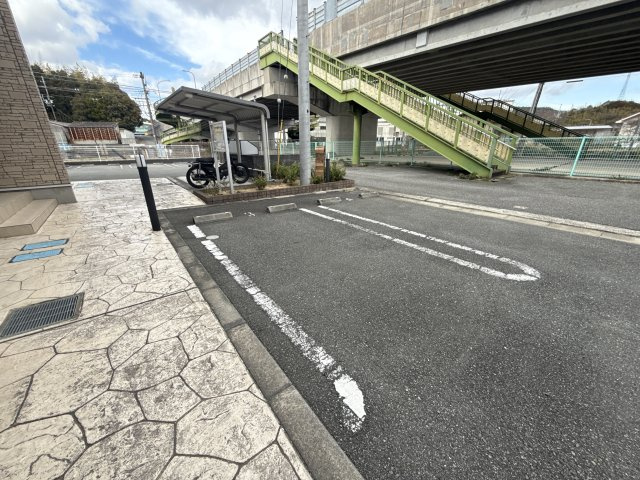 サンリット・ベルＤの駐車場