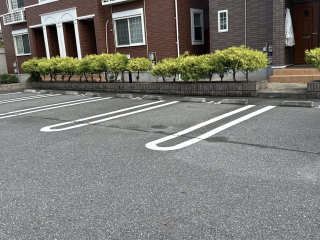 フレミールＡの駐車場