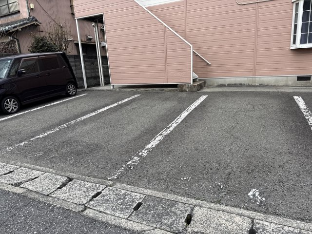 シャトープルミエの駐車場