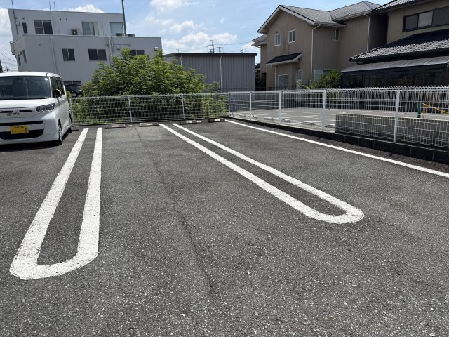 エレガンシアの駐車場