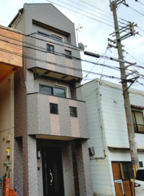 【外観】 | 城東区野江４丁目中古戸建 | 1階部分には和室、ミニキッチン、浴室、トイレが揃っており、階段の昇り降りが辛くなっても長く住み続けることができそうです。谷町線「野江内代」駅からも徒歩4分で、電車でのアクセスも良好！