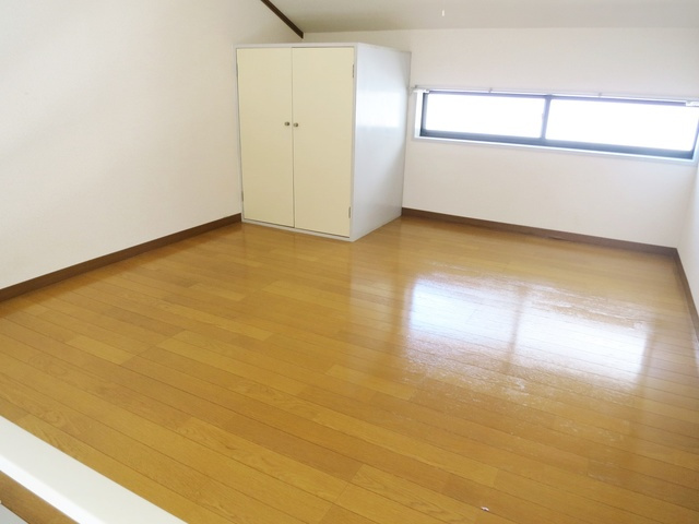 モンリヨンの寝室|ロフトスペースです。※写真は実際の反転です