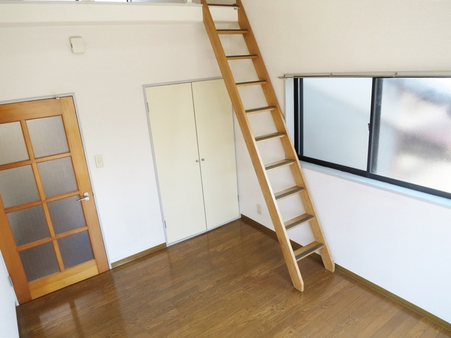 モンリヨンの洋室|角部屋★2面採光の洋室です。※写真は実際の反転です