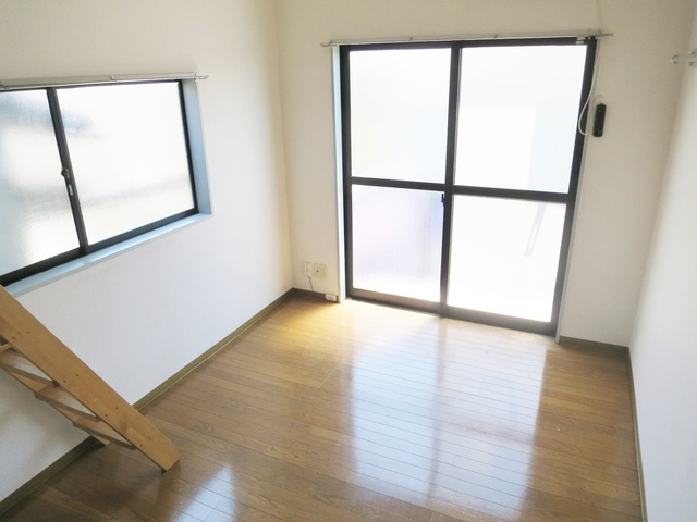 モンリヨンの居間・リビング|洋室6帖はこちらです。※写真は実際の反転です