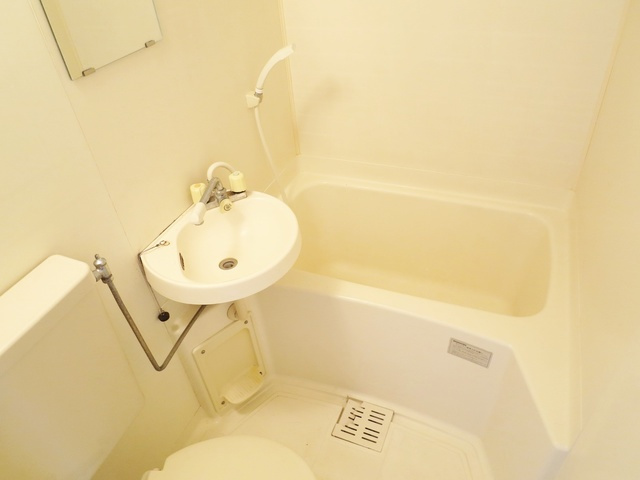 モンリヨンの浴室|バスルームです。※写真は実際の反転です