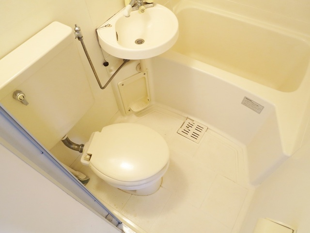 モンリヨンのトイレ|３点ユニットのトイレ完備！※写真は実際の反転です