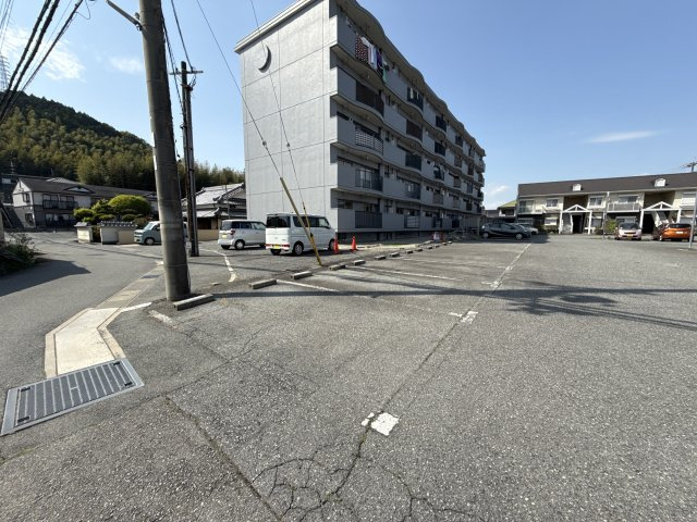 溝口ハイツの駐車場
