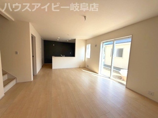 【居間・リビング】 | 各務原市川島小網町新築建売全4棟！お車スペース3台可能！長期優良住宅！耐震等級3・住宅性能評価書取得 | 各務原市川島小網町新築建売全4棟！お車スペース3台可能！長期優良住宅！耐震等級3・住宅性能評価書取得！